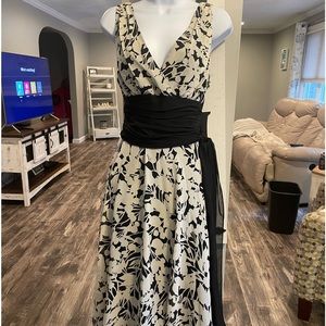 London Times Black and White Floral Dress